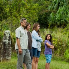 George Clooney in una scena di The Descendants insieme a Nick Krause, Shailene Woodley e Amara Miller