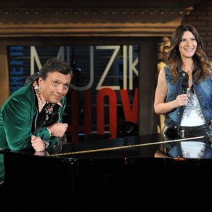 Laura Pausini al Chiambretti Muzik Show con il conduttore