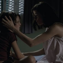 Pilar López de Ayala in una scena di Intruders insieme a Izán Corchero