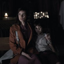 Pilar López de Ayala in una scena di Intruders insieme al piccolo Izán Corchero