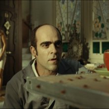 Sleep Tight: Luis Tosar in un'inquietante scena del film