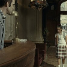 Sleep Tight: Luis Tosar è il portiere di un condominio in una scena del film