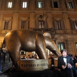 Striscia la Notizia: l'inviato Valerio Staffelli tenta di consegnare un enorme Tapiro d'Oro a Silvio Berlusconi (novembre 2011)