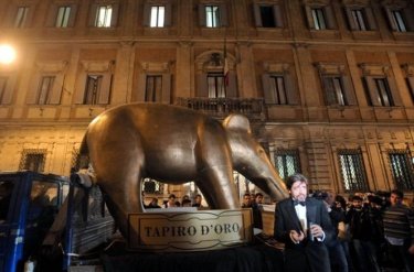 Striscia la Notizia: l'inviato Valerio Staffelli tenta di consegnare un enorme Tapiro d'Oro a Silvio Berlusconi (novembre 2011)