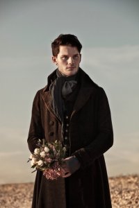 Jeremy Irvine  nei panni di Pip in Grandi speranze