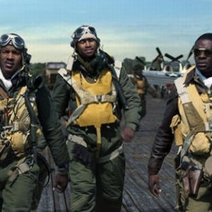 Un manipolo di valorosi piloti a riposo in una scena di Red Tails