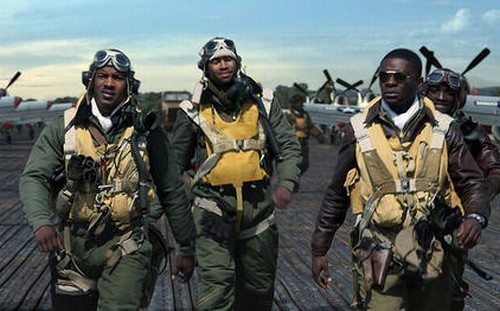 Un manipolo di valorosi piloti a riposo in una scena di Red Tails