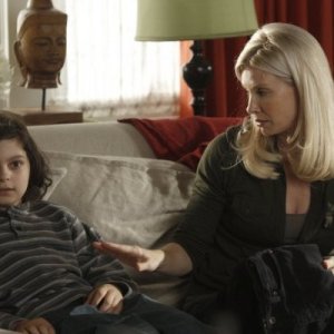 Parenthood: Monica Potter e Max Burkholder nell'episodio Date Night