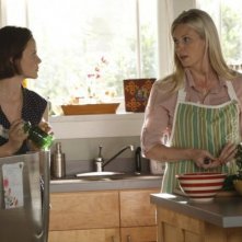Parenthood: Monica Potter e Sarah Ramos nell'episodio Date Night