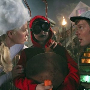 Parenthood: Monica Potter, Peter Krause e Max Burkholder nell'episodio Orange Alert