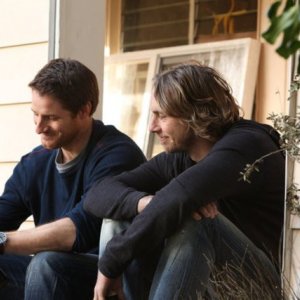 Parenthood: Sam Jaeger e Dax Shepard nell'episodio Slipping Away