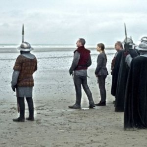 Clémence Poesy (al centro) in Jeanne Captive (2011)