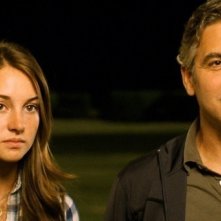 George Clooney in una scena del film The Descendants accanto a Shailene Woodley