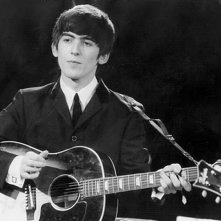 George Harrison: Living in the Material World, George Harrison all'opera con la sua chitarra in una scena del film