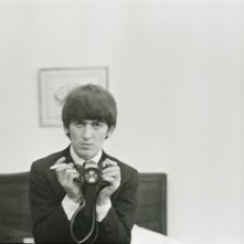 George Harrison: Living in the Material World, George Harrison con la sua macchina fotografica in una scena del film