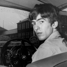 George Harrison: Living in the Material World, George Harrison in auto sotto la pioggia in una scena del film