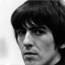 George Harrison: Living in the Material World, un bel primo piano del giovane George Harrison in un'immagine del film