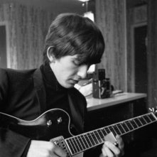 George Harrison: Living in the Material World, un giovane George Harrison in una scena del film