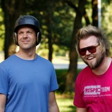 Jason Sudeikis e Tyler Labine in una scena della commedia A Good Old Fashioned Orgy