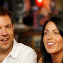 Jason Sudeikis insieme a Michelle Borth in una scena di A good old fashioned orgy