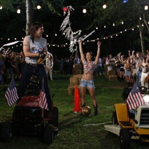 Jason Sudeikis, Michelle Borth e Tyler Labine in un'esilarante scena di A good old fashioned orgy