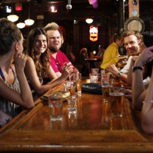 Lake Bell, Michelle Borth, Tyler Labine e Jason Sudeikis in una scena di A good old fashioned orgy