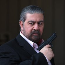 Lello Arena nei panni del temibile boss Tano Bambardella nella serie di Canale 5, Baciati dall'amore