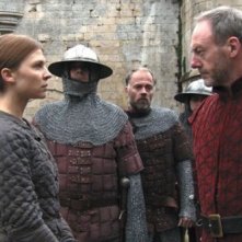 Liam Cunningham e Clémence Poesy  in Jeanne Captive con Johan Leysen