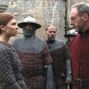 Liam Cunningham e Clémence Poesy  in Jeanne Captive con Johan Leysen