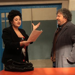 Marisa Laurito duetta con il suo marito fittizio Lello Arena sul set della serie di Canale 5, Baciati dall'amore