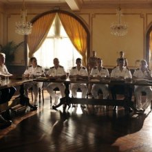 Mathieu Kassovitz (di profilo e in ombra) nel film L'ordre et la morale