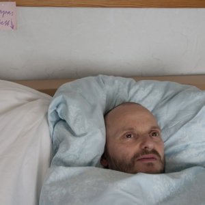 Milan Peschel tra le lenzuola in Halt auf freier Strecke