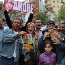 Patrizio Rispo nei panni di Nicolino Amore in campagna elettorale nel film L'era legale