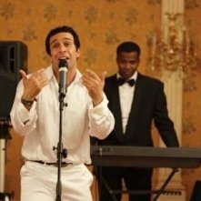 Pietro Taricone in una divertente scena della fiction di Canale 5, Baciati dall'amore