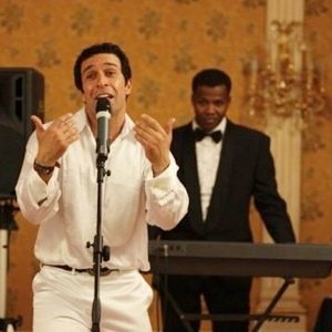 Pietro Taricone in una divertente scena della fiction di Canale 5, Baciati dall'amore