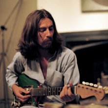 Un giovane George Harrison con la sua chitarra in una scena del film di Martin Scorsese