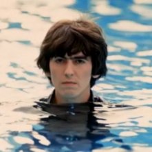 George Harrison in una foto emblematica tratta dal documentario George Harrison: Living in the Material World