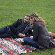 Fabio Volo e Isabella Ragonese chiacchierano su un prato in una scena del film Il giorno in più