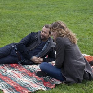 Fabio Volo e Isabella Ragonese chiacchierano su un prato in una scena del film Il giorno in più