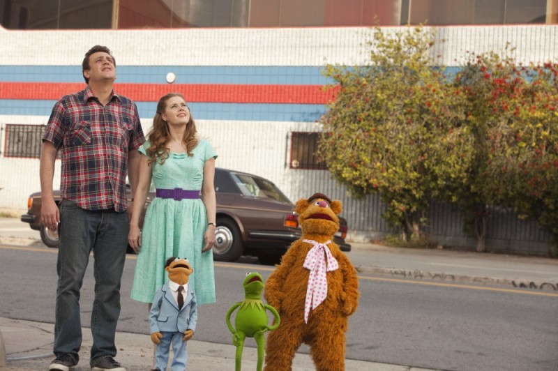 I Muppet Jason Segel E Amy Adams In Una Scena Del Film Insieme Ai Loro Amici Kernit Fozzie Bear E Wa 222751