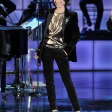 Il più grande spettacolo dopo il weekend, prima puntata: Giorgia con uno smoking in velluto nero in raso e top t-shirt in lurex bronzo della Collezione Gucci Cruise 2012.