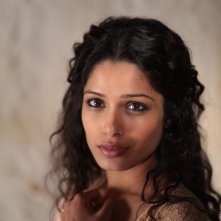 Il principe del deserto, Freida Pinto in una scena del film