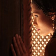 Il principe del deserto, Freida Pinto in una scena tratta dal film