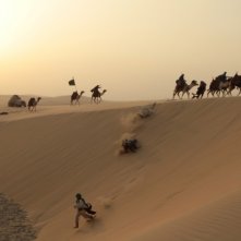 Il principe del deserto: una suggestiva immagine delle dune in una scena del film
