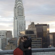 Isabella Ragonese e Fabio Volo si baciano in una scena del film Il giorno in più