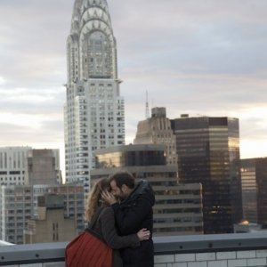Isabella Ragonese e Fabio Volo si baciano in una scena del film Il giorno in più