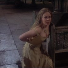 Linda Hayden in una scena del film Una messa per Dracula