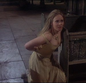 Linda Hayden in una scena del film Una messa per Dracula