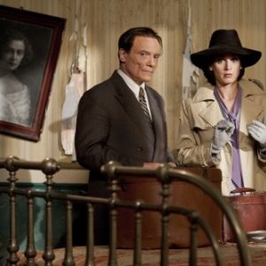 Massimo Ranieri e Dontatella Finocchiaro in una scena di Questi fantasmi