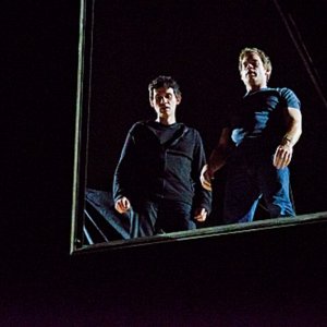 Michael C. Hall in una scena dell'episodio Nebraska insieme al 'fratello' Christian Carmago